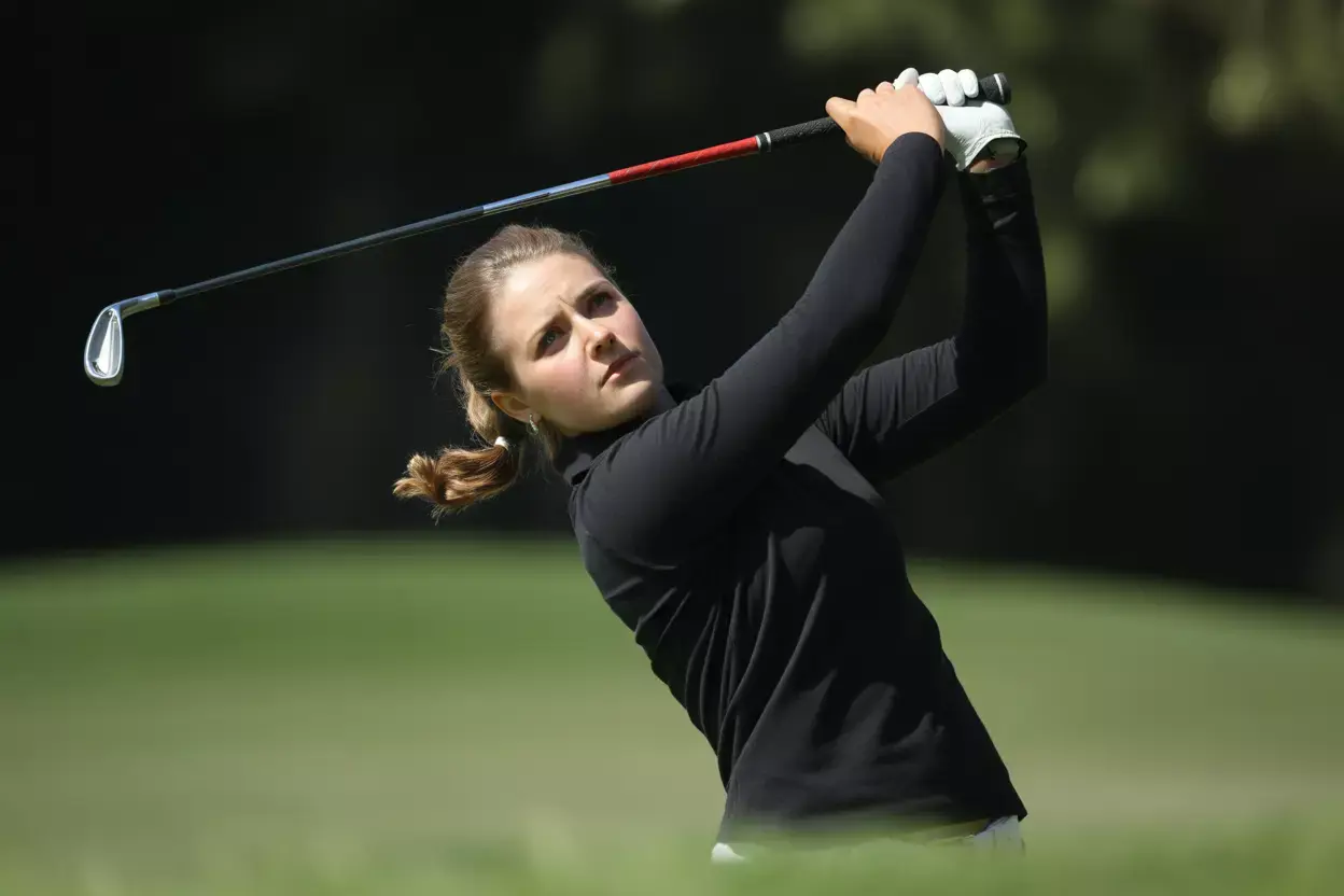 Read more about the article 7 Elegant Golf Poses for Women to Look Powerful and Poised