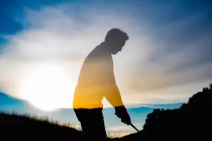 Read more about the article 7 Senior Picture Ideas for Guys Golf That Are Actually Cool