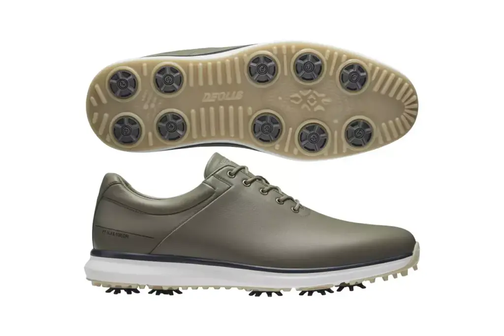 Spikeless golf shoes sneaker style top down view