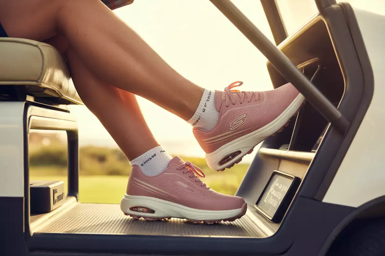 Read more about the article 8 Stylish Pink Golf Shoes That Are Surprisingly Comfortable