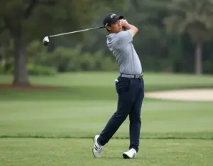 Read more about the article 8 Golf Swing Tips for Beginners That Fix 90% of Common Mistakes